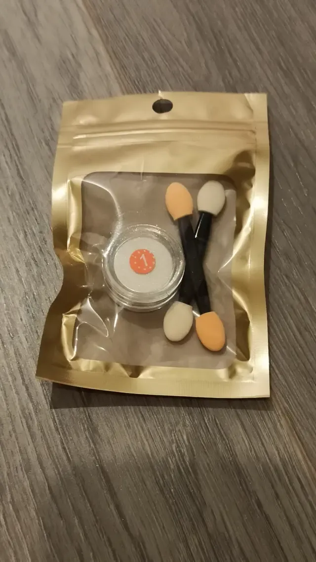 Sombra de ojos efecto plateado-purpurina