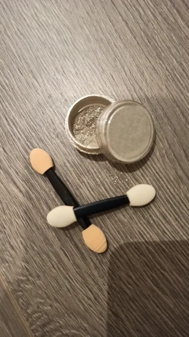 Sombra de ojos efecto plateado-purpurina