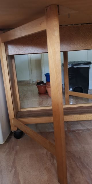 Mesa grande extensible (hasta 8+ personas).