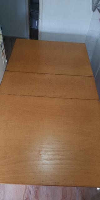 Mesa grande extensible (hasta 8+ personas).