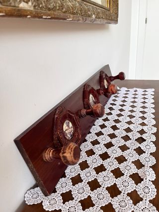 Antiguo perchero de madera para colgar.