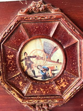 Antiguo perchero de madera para colgar.