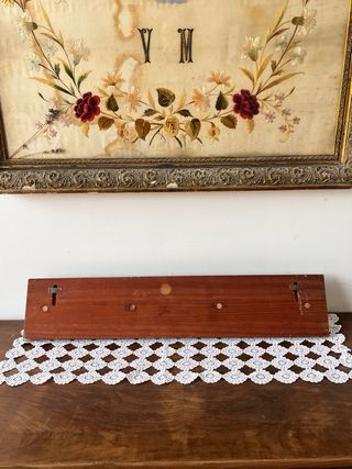 Antiguo perchero de madera para colgar.