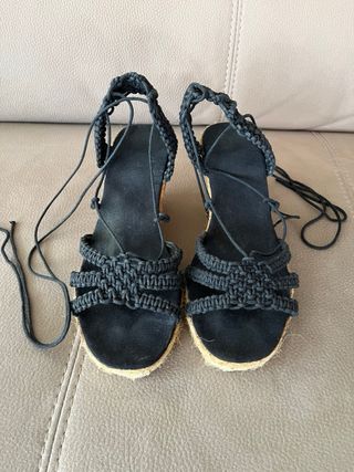 Sandalias negras cuña esparto