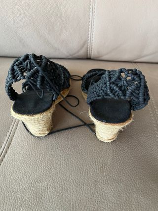 Sandalias negras cuña esparto