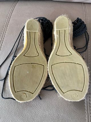 Sandalias negras cuña esparto