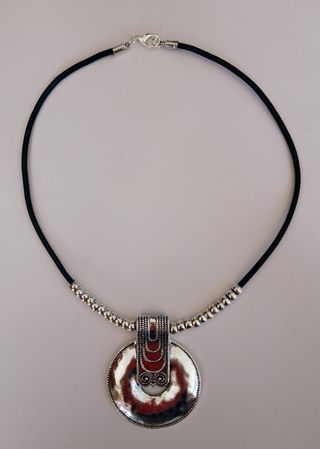 Gargantilla cuero estilo étnico.