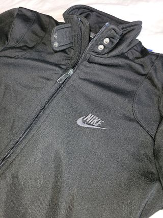 Chaqueta NIKE.