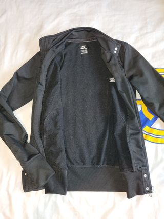 Chaqueta NIKE.