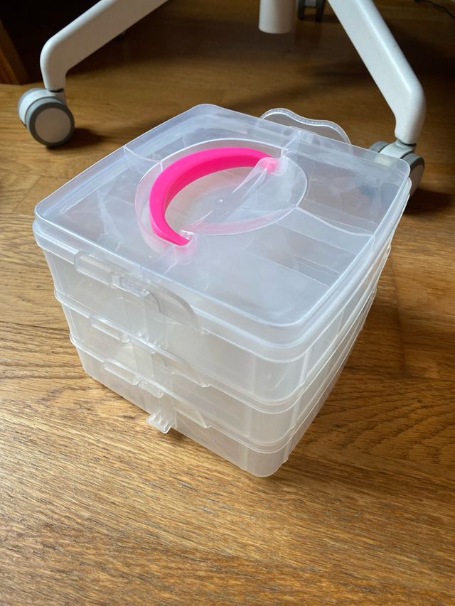 caja transparente compartimentos