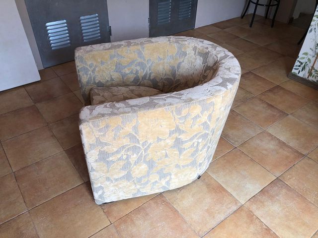 Sillón en forma de herradura.