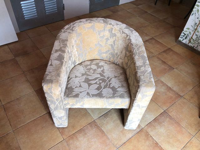 Sillón en forma de herradura.