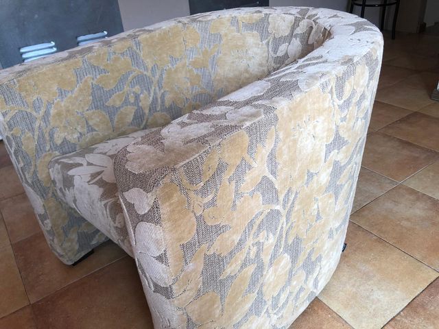 Sillón en forma de herradura.