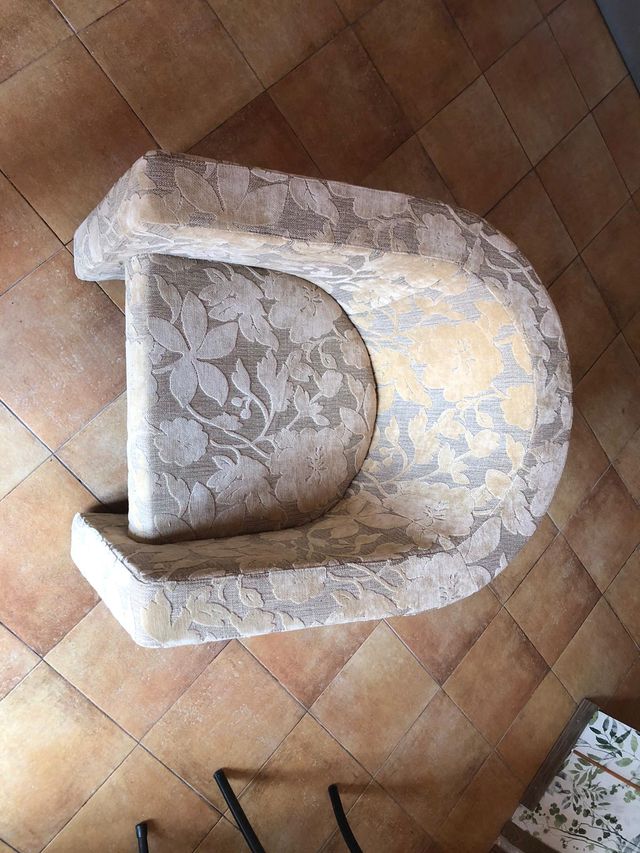 Sillón en forma de herradura.