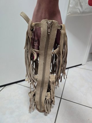 Sandali in camoscio beige con frange