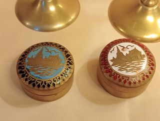 tazze ottone incise e portapillole antiche indiane