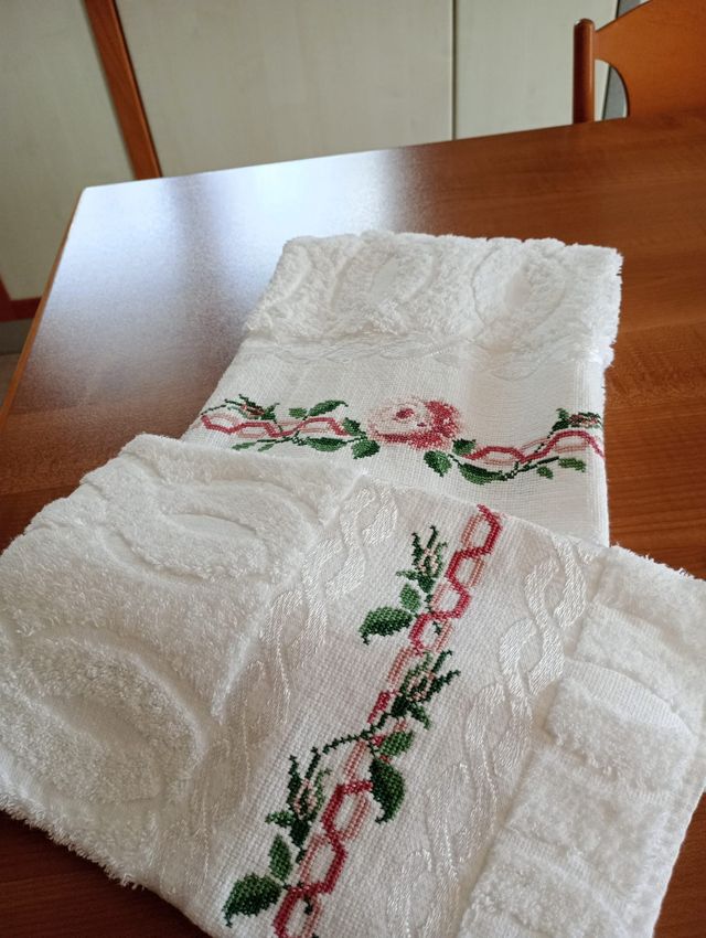 Asciugamani nuovi ricamati