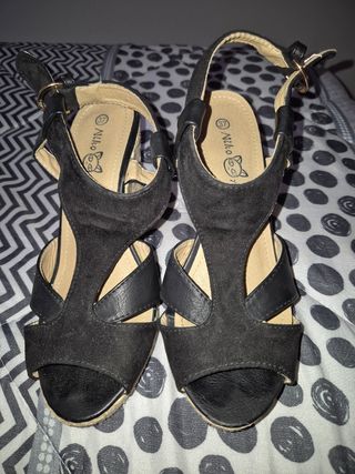 Sandalia negra cuña esparto 