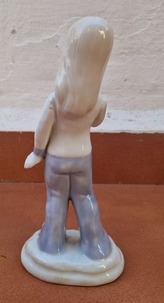 Figura cantante tipo Lladro. Esmaltada