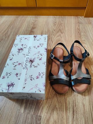 Sandalias negras y plateadas
