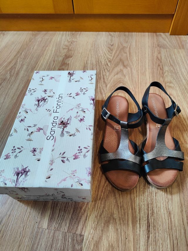 Sandalias negras y plateadas 