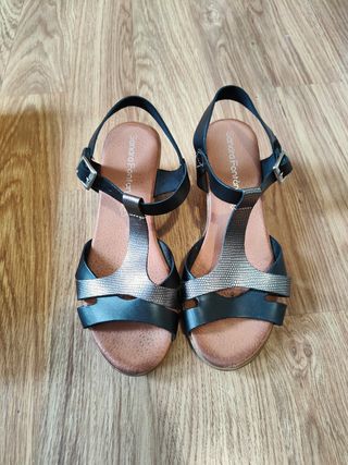 Sandalias negras y plateadas