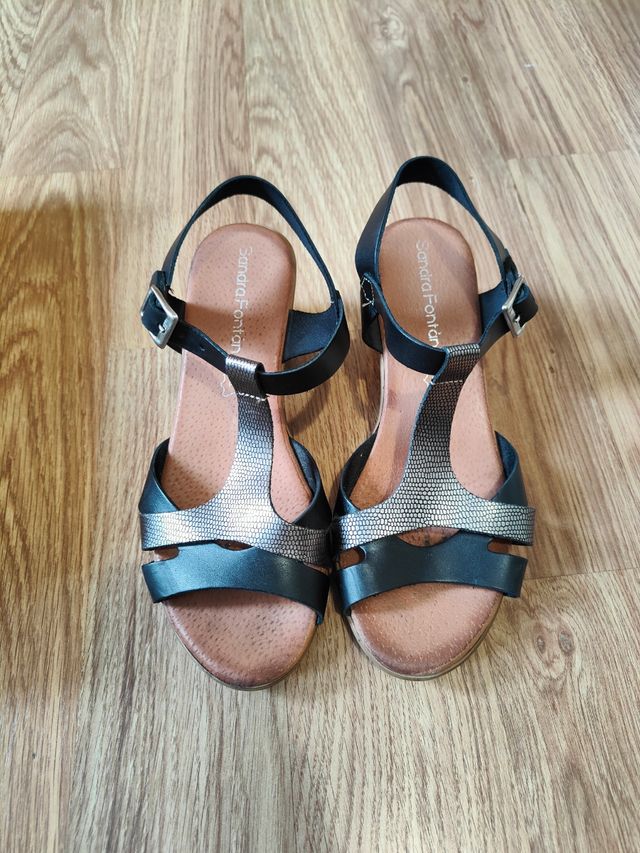 Sandalias negras y plateadas 