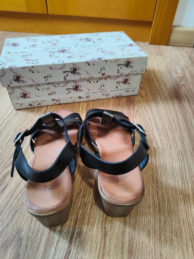 Sandalias negras y plateadas 