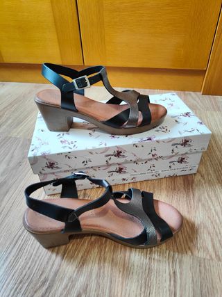 Sandalias negras y plateadas