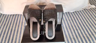 Zuecos trenzados negros de Cuplé.