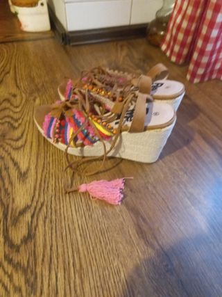 Sandalias de colores y lazos