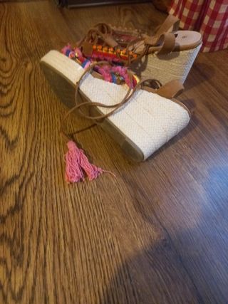 Sandalias de colores y lazos