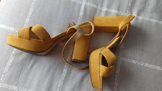 Sandalias mostaza XTI TENTATIONS