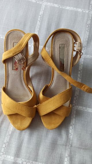 Sandalias mostaza XTI TENTATIONS