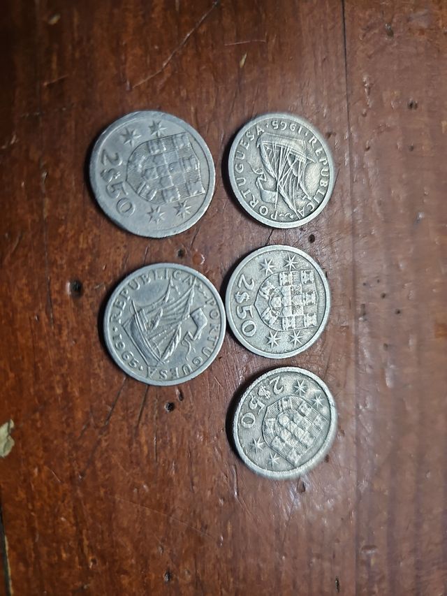 5 moedas de 2,5 escudos