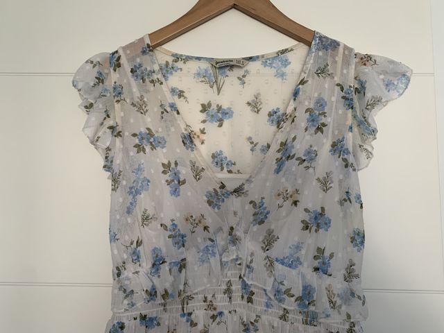 Vestido midi de flores de Stradivarius. Talla M