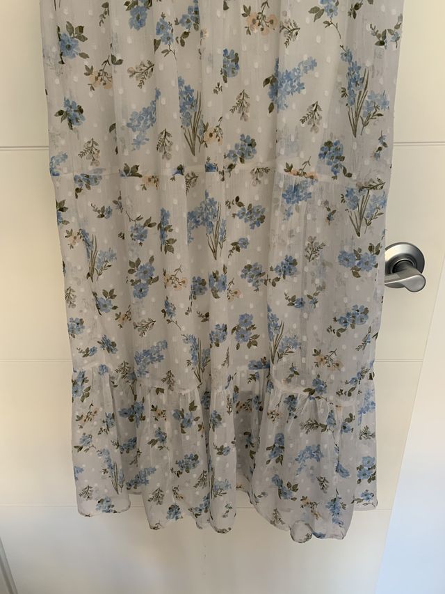 Vestido midi de flores de Stradivarius. Talla M