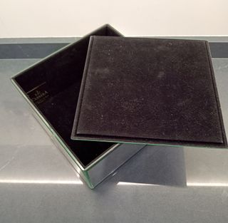Caja / joyero / costurero… forrada de espejos.