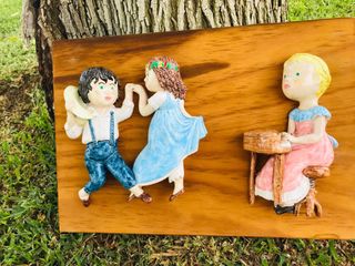 Cuadro con figuras en relieve