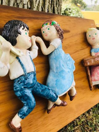 Cuadro con figuras en relieve