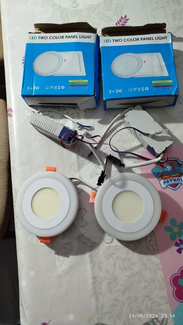 Focos led blancos y aro azules.