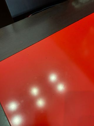 Mesa, sillas y lámpara de techo