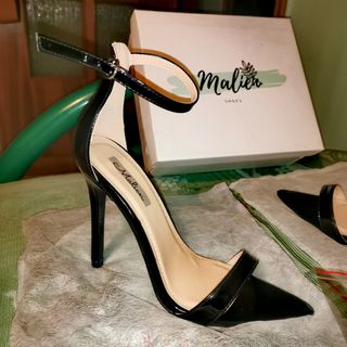 Sandali con tacco alto nuovi