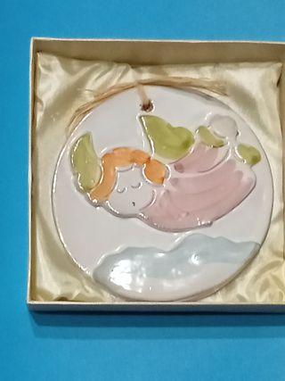 Maiolica tonda con angelo rosa