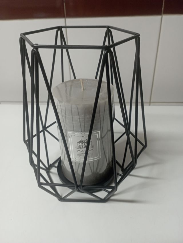 Portavela de metal con vela