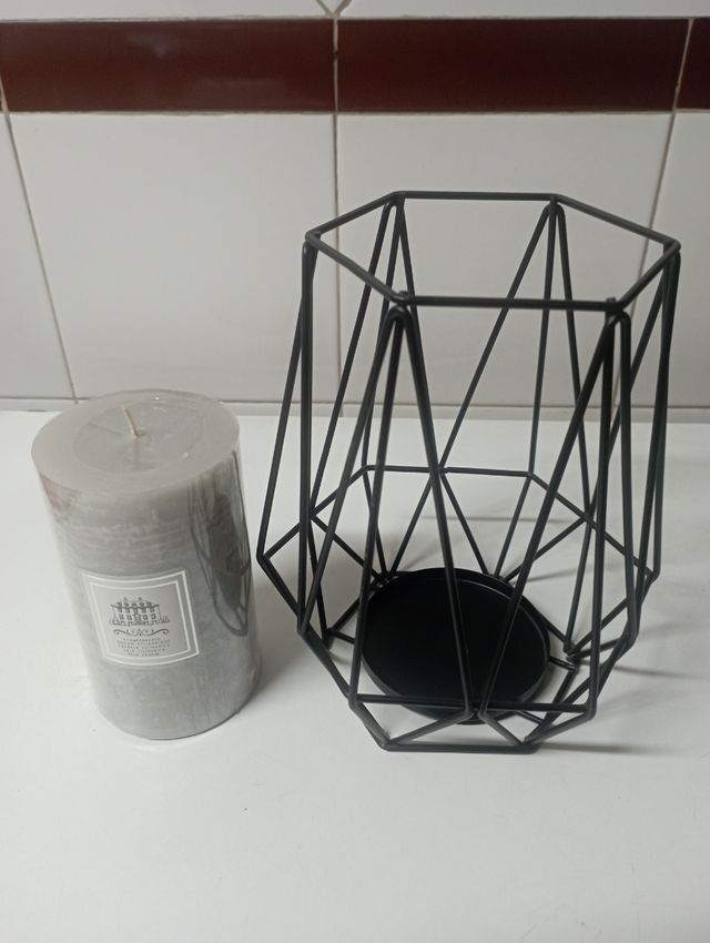 Portavela de metal con vela
