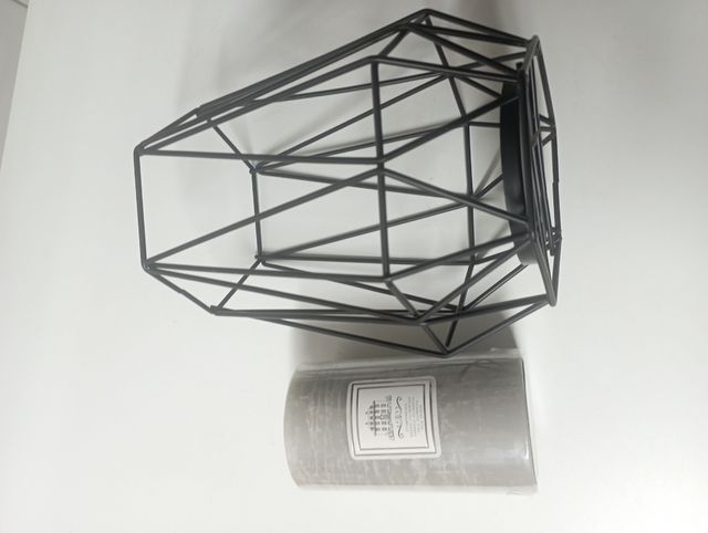 Portavela de metal con vela