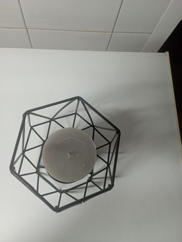 Portavela de metal con vela