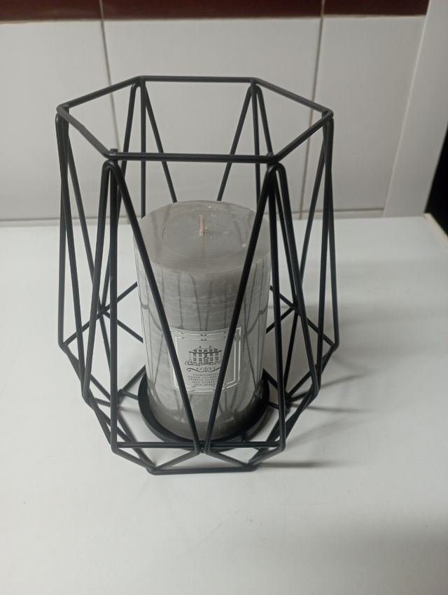 Portavela de metal con vela