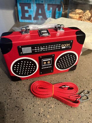 Bolso con forma de radio vintage